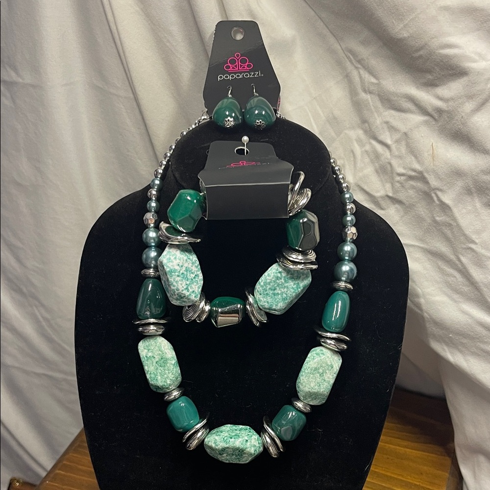 Paparazzi Emerald and Silver Necklace Set With Stretchy Bracelet